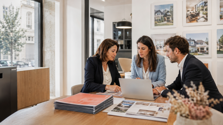 Équipe d’une agence immobilière analysant son portefeuille de mandats vendeurs